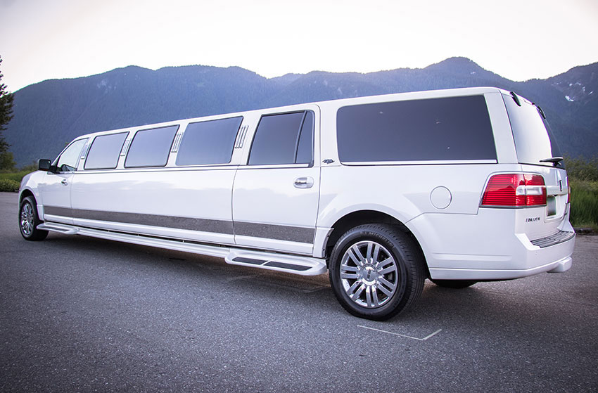 LINCOLN NAVIGATOR L WHITE NAVIGATOR ROYAL SUV STRETCH