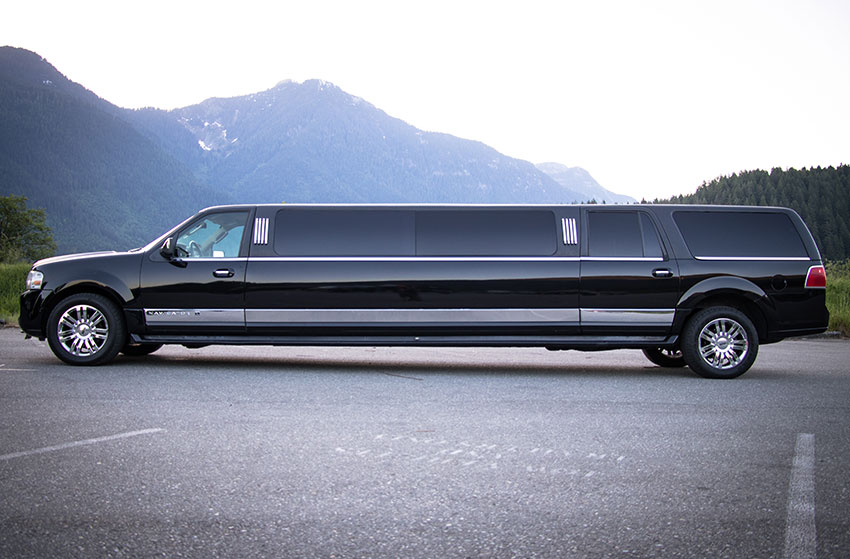 LINCOLN NAVIGATOR L BLACK NAVIGATOR KRYSTAL SUV STRETCH