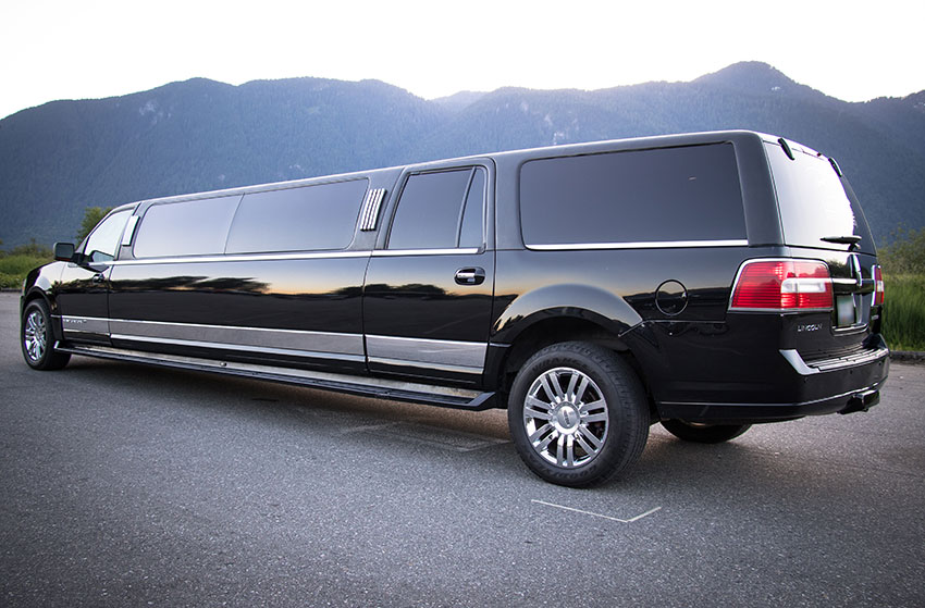LINCOLN NAVIGATOR L BLACK NAVIGATOR KRYSTAL SUV STRETCH