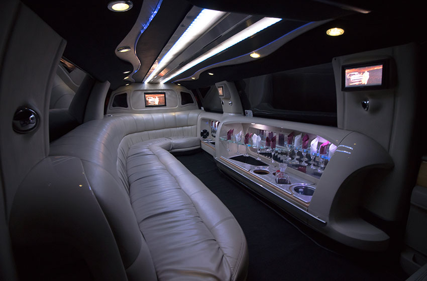 LINCOLN NAVIGATOR L BLACK NAVIGATOR KRYSTAL SUV STRETCH