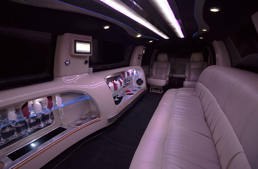 LINCOLN NAVIGATOR L BLACK NAVIGATOR KRYSTAL SUV STRETCH