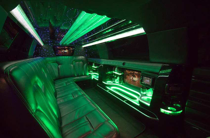 LINCOLN TOWN CAR WHITE MKT TIFFANY STRETCH