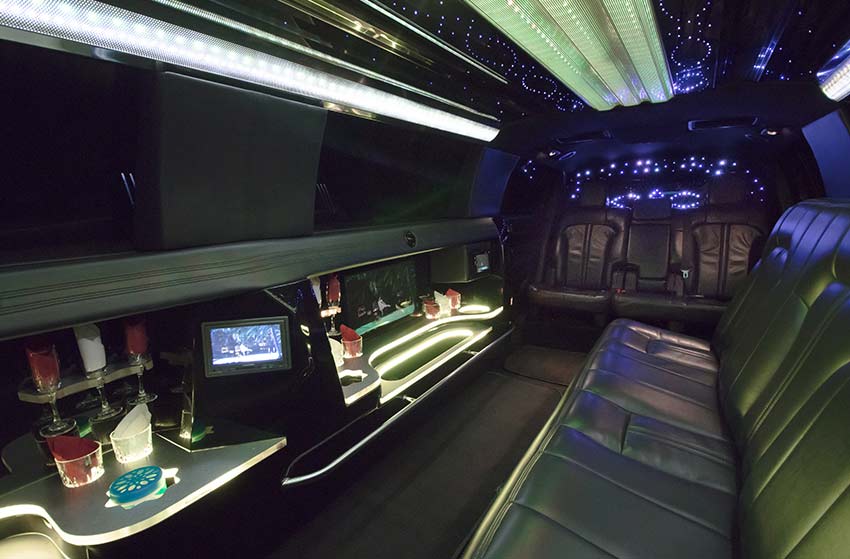 LINCOLN TOWN CAR WHITE MKT TIFFANY STRETCH