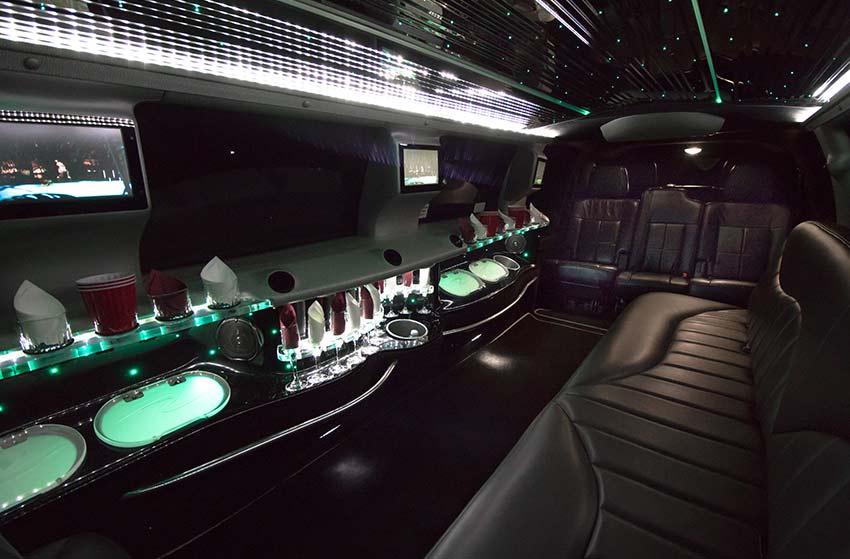 LINCOLN NAVIGATOR L WHITE NAVIGATOR ROYAL SUV STRETCH