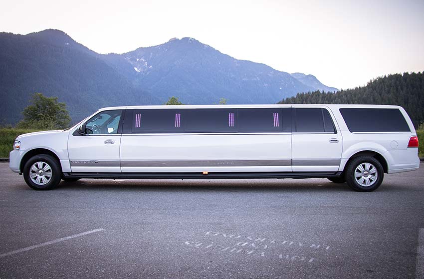 LINCOLN NAVIGATOR L PEARL WHITE ECB SUV STRETCH