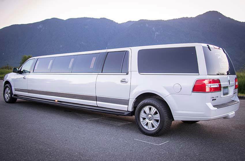 LINCOLN NAVIGATOR L PEARL WHITE ECB SUV STRETCH