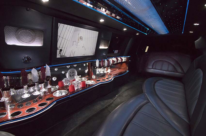 LINCOLN NAVIGATOR L PEARL WHITE ECB SUV STRETCH