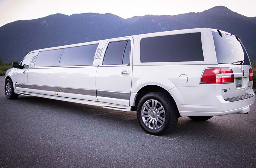 LINCOLN NAVIGATOR L PEARL WHITE TIFFANY SUV STRETCH