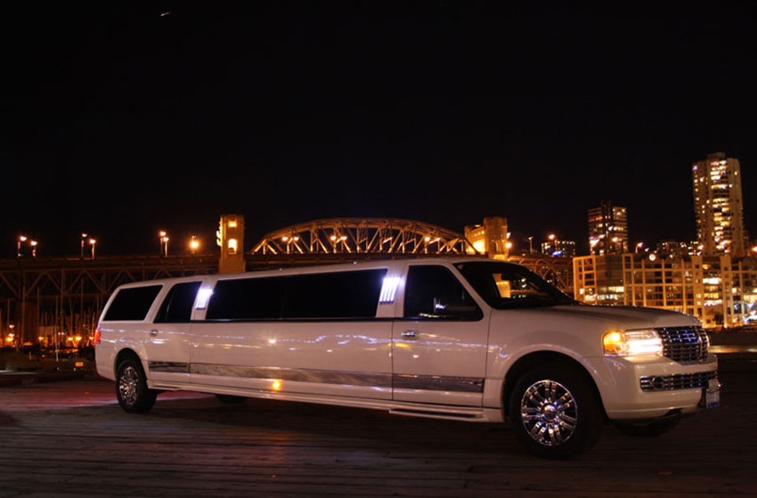 LINCOLN NAVIGATOR L PEARL WHITE TIFFANY SUV STRETCH