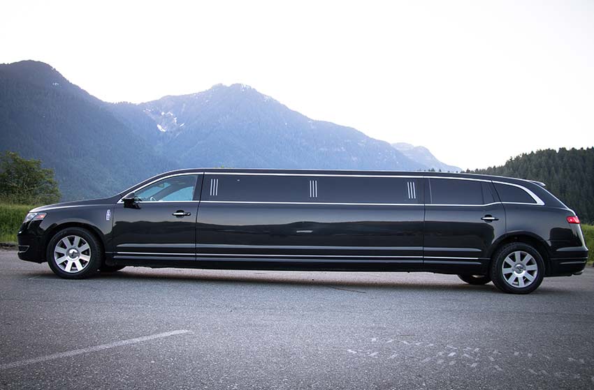 LINCOLN TOWN CAR BLACK MKT EXECUTIVE STRETCH