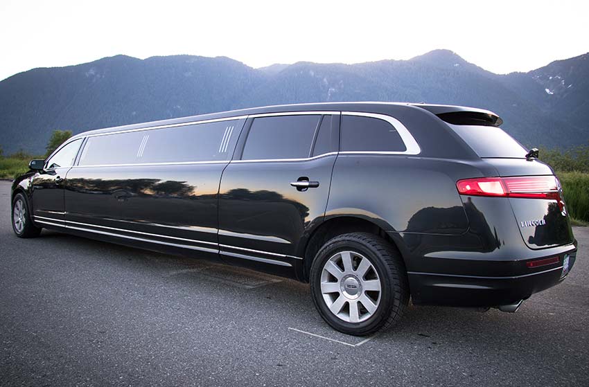 LINCOLN TOWN CAR BLACK MKT EXECUTIVE STRETCH