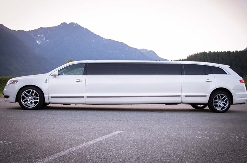 LINCOLN TOWN CAR WHITE MKT EXECUTIVE STRETCH