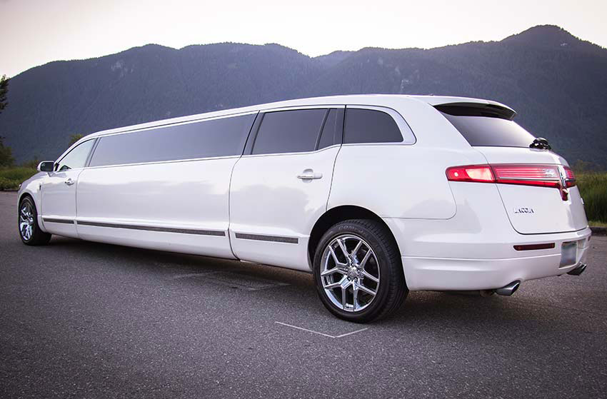 LINCOLN TOWN CAR WHITE MKT EXECUTIVE STRETCH